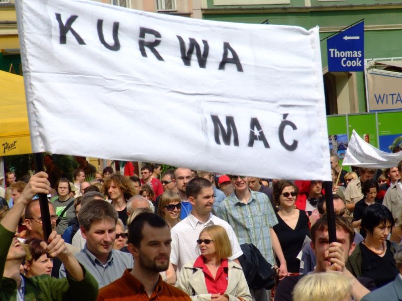 Transparent z hasłem "Kurwa mać" jako wyraz protestu.